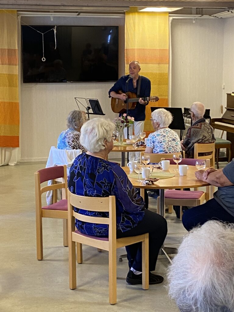 Jarmo Nykyri underhåller på Ängekyrkan